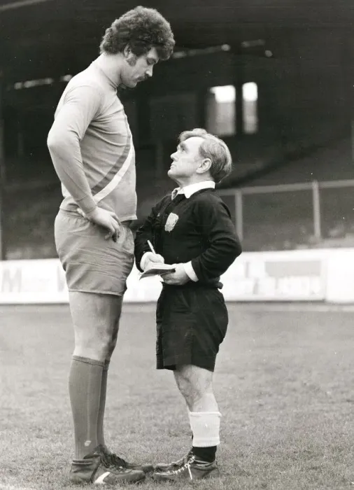 Framed Print : Pocket-sized referee telling off a tall footballer at Reading in Berkshire. February 1980 Framed Print : Pocket-sized referee telling off a tall footballer at Reading in Berkshire. February 1980