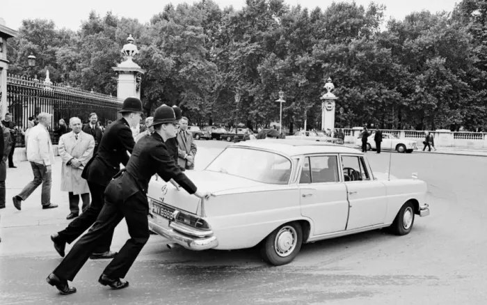 Framed Print : Police remove a Mercedes 200D car from in front of Buckingham Palace Framed Print : Police remove a Mercedes 200D car from in front of Buckingham Palace