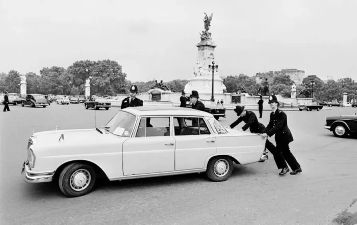 Framed Print : Police remove a Mercedes 200D car from in front of Buckingham Palace
