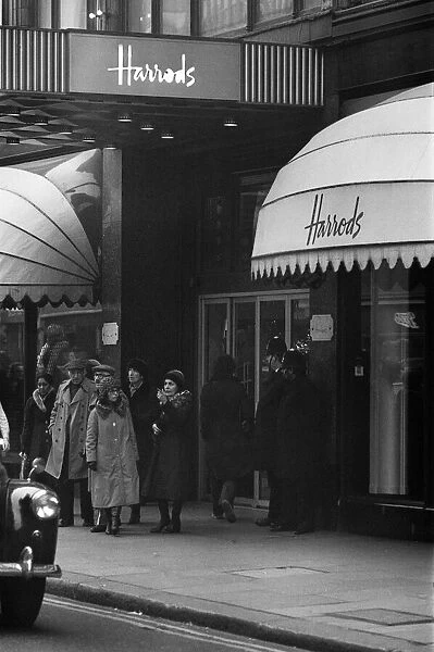 Police in twos keep an eye on Harrods as the last minute shoppers get Christmas