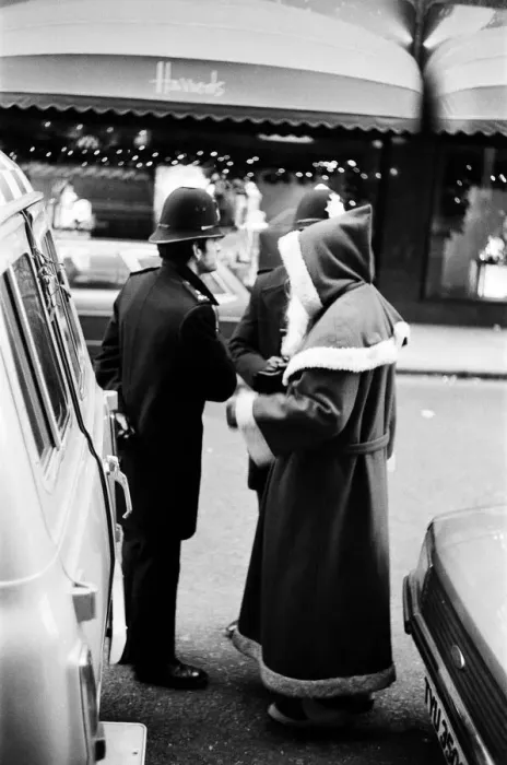 Framed Print : Policemen speak to Santa Claus outside the Harrods Store in London Framed Print : Policemen speak to Santa Claus outside the Harrods Store in London