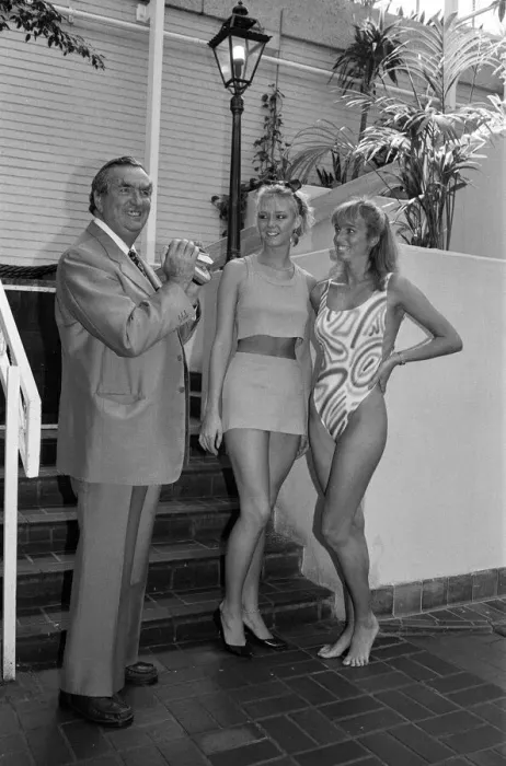 Framed Print : Politician and keen photographer Denis Healey tries out the new Polaroid camera Framed Print : Politician and keen photographer Denis Healey tries out the new Polaroid camera
