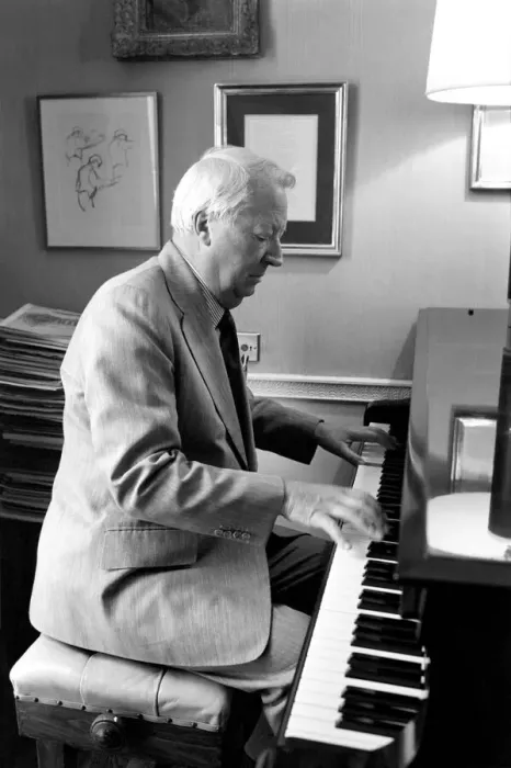 Framed Print : Politics: Former Prime Minister: Edward Heath pictured at his London home this afternoon Framed Print : Politics: Former Prime Minister: Edward Heath pictured at his London home this afternoon