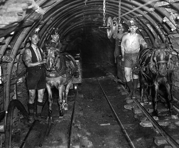 Ponies and their handlers at Greenside Colliery in 1932