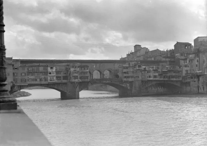 Framed Print : The Ponte Vecchio crossing the River Arno in Florence Circa 1925 Framed Print : The Ponte Vecchio crossing the River Arno in Florence Circa 1925