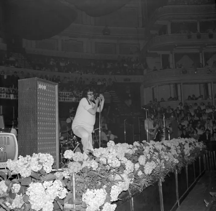 Framed Print : Pop Concert at Albert Hall. Adrian Henri, poet and singer with Framed Print : Pop Concert at Albert Hall. Adrian Henri, poet and singer with