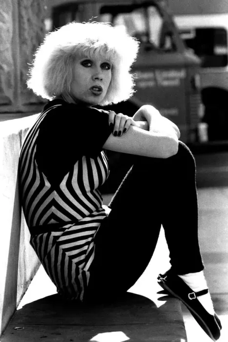 Framed Print : Pop diva Hazel O Connor relaxes on the George Stephenson monument