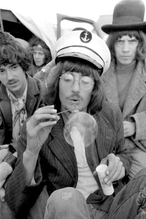 Framed Print : Pop fans blowing bubbles at the Isle of Wight Pop Festival 30th August 1969