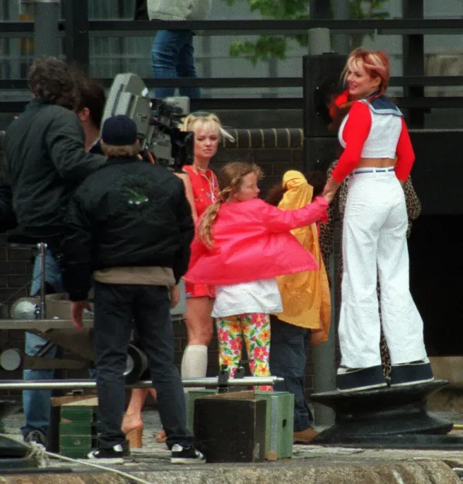 Framed Print : Pop Group Spice Girls Members Geri and Emma filming in London Docklands for their new Framed Print : Pop Group Spice Girls Members Geri and Emma filming in London Docklands for their new