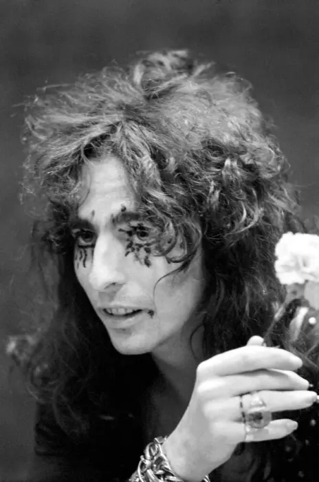 Framed Print : Pop singer Alice Cooper aged 23 flew into Heathrow Airport today with his pet boa