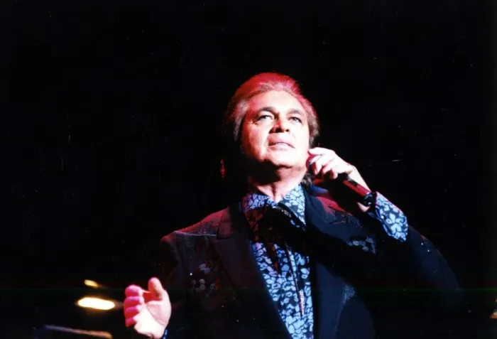 Framed Print : Pop singer Engelbert Humperdinck in concert in Cardiff - 8th February 1998
