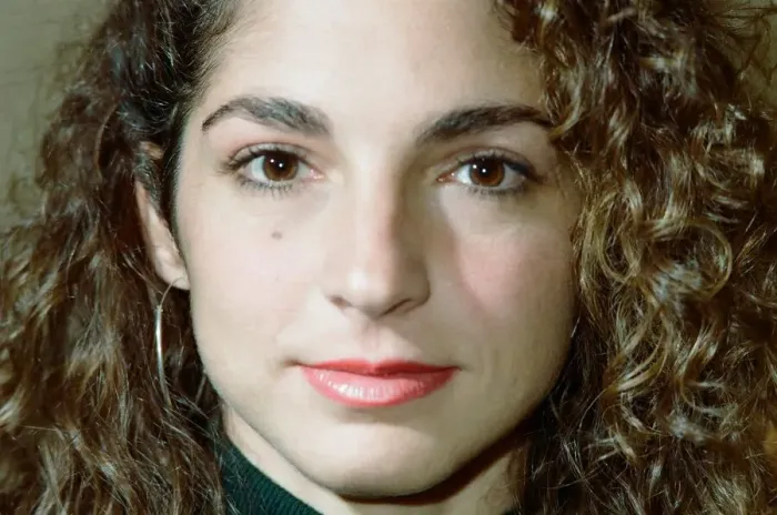 Framed Print : Pop singer Gloria Estefan poses in her hotel room on a visit to London Framed Print : Pop singer Gloria Estefan poses in her hotel room on a visit to London