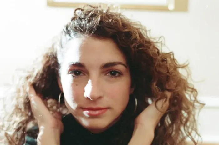 Framed Print : Pop singer Gloria Estefan poses in her hotel room on a visit to London Framed Print : Pop singer Gloria Estefan poses in her hotel room on a visit to London