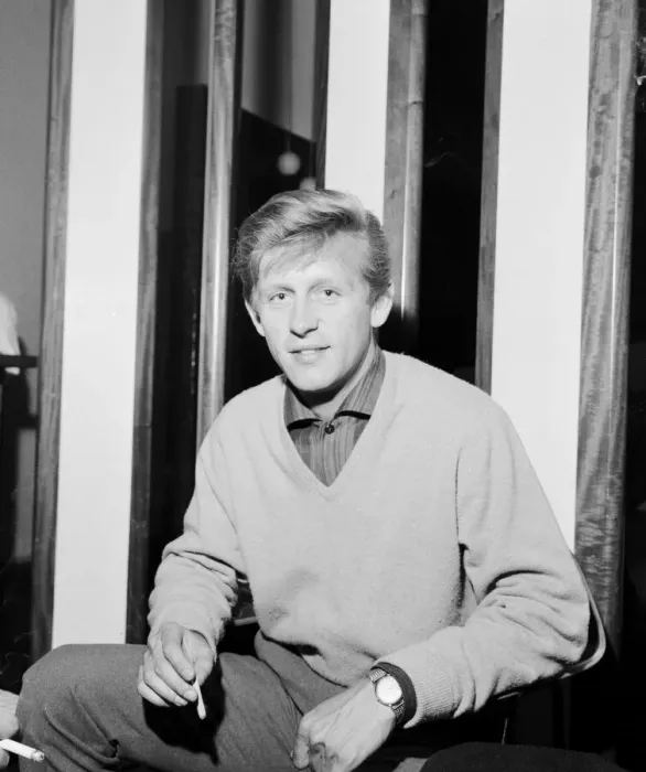 Framed Print : Pop singer Johnny Leyton enjoys a drink and a cigarette with friends Framed Print : Pop singer Johnny Leyton enjoys a drink and a cigarette with friends