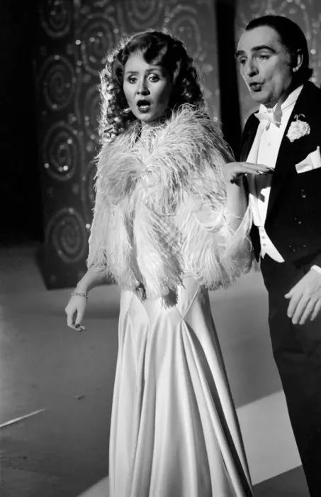 Framed Print : Pop Singer Lulu performing on stage. February 1975 75-00909-004 Framed Print : Pop Singer Lulu performing on stage. February 1975 75-00909-004