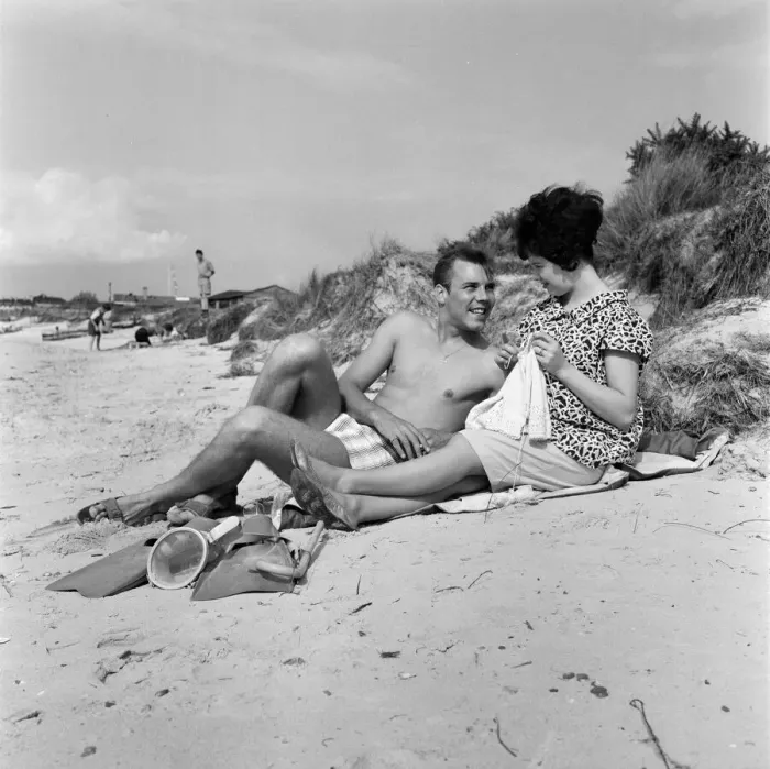 Framed Print : Pop singer Marty Wilde and his 19-year-old wife Joyce on the beach at Shell Bay, Dorset Framed Print : Pop singer Marty Wilde and his 19-year-old wife Joyce on the beach at Shell Bay, Dorset