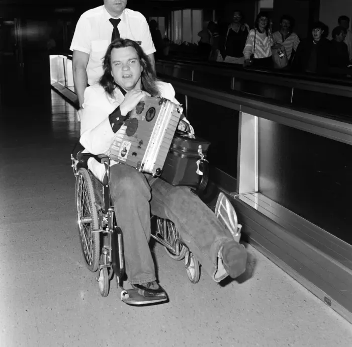 Framed Print : Pop singer Meat Loaf leaving Heathrow Airport in a wheelchair. 23rd June 1985