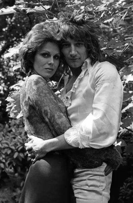 Framed Print : Pop singer Rod Stewart with his new girlfriend actress Joanna Lumley in her garden at her Framed Print : Pop singer Rod Stewart with his new girlfriend actress Joanna Lumley in her garden at her
