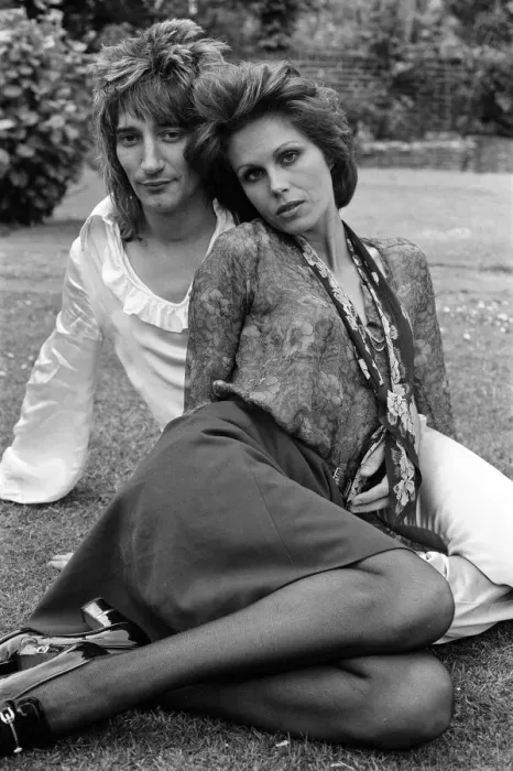 Framed Print : Pop singer Rod Stewart with his new girlfriend actress Joanna Lumley in her garden at her