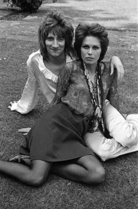 Framed Print : Pop singer Rod Stewart with his new girlfriend actress Joanna Lumley in her garden at her