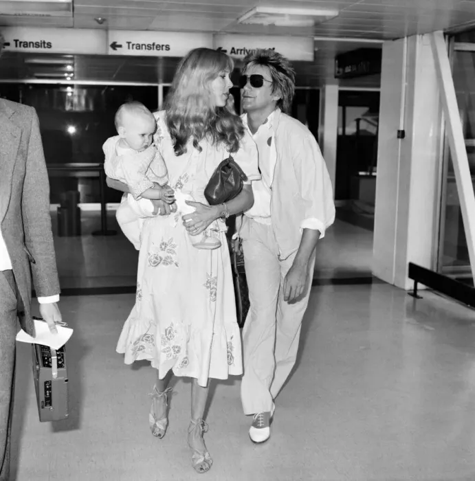 Framed Print : Pop singer Rod Stewart with wife Alana and 10 month old Kimberley leave Heathrow for New