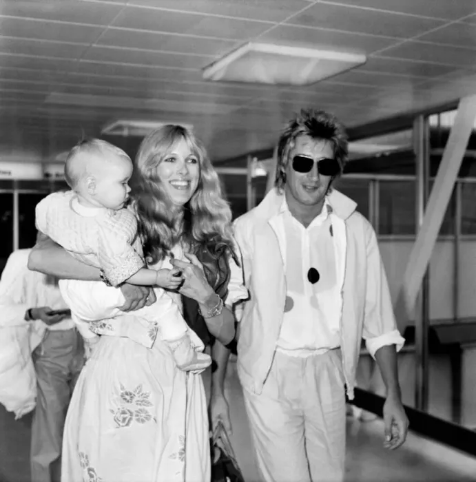 Framed Print : Pop singer Rod Stewart with wife Alana and 10 month old Kimberley leave Heathrow for New Framed Print : Pop singer Rod Stewart with wife Alana and 10 month old Kimberley leave Heathrow for New