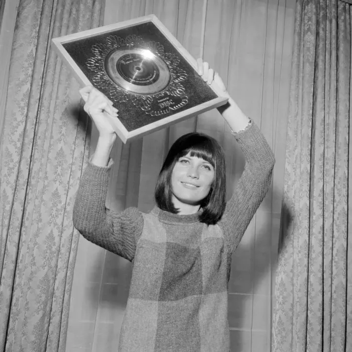 Framed Print : Pop singer Sandie Shaw holding the Silver Disc award for selling 250 000 copies of her