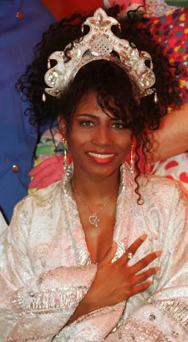Framed Print : POP SINGER SINNITA WHO PLAYS THE PART OF A PRINCESS IN THE PANTOMIME ALLADIN PICTURED IN Framed Print : POP SINGER SINNITA WHO PLAYS THE PART OF A PRINCESS IN THE PANTOMIME ALLADIN PICTURED IN