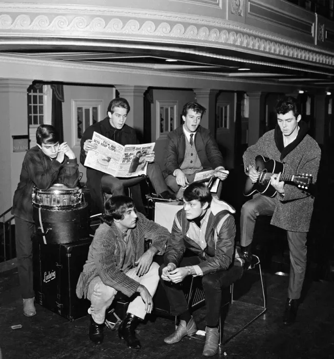 Framed Print : Pop singer Tommy Roe (front right) with his group The Roemans waiting on their packed Framed Print : Pop singer Tommy Roe (front right) with his group The Roemans waiting on their packed