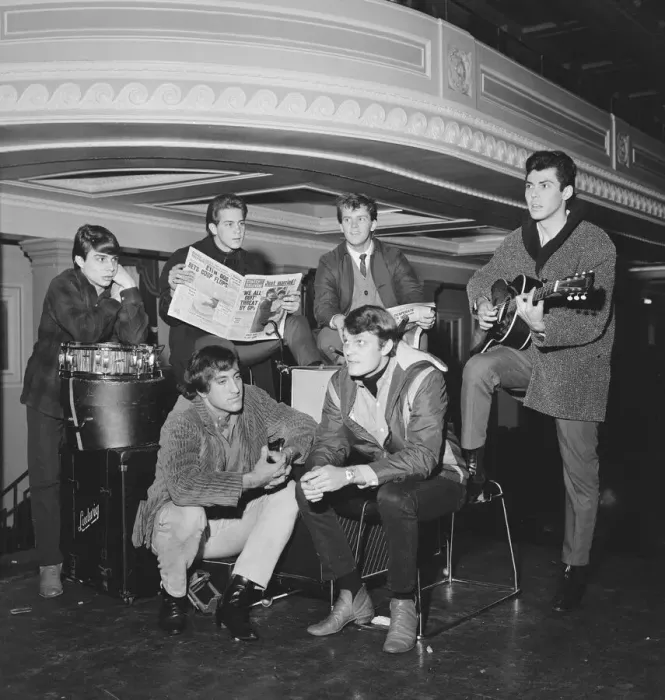 Framed Print : Pop singer Tommy Roe (front right) with his group The Roemans waiting on their packed