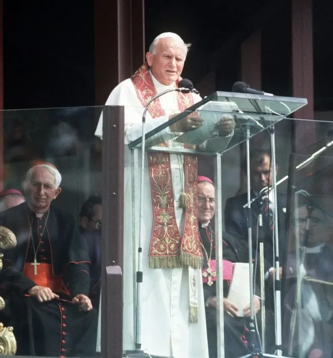 Framed Print : Pope John Paul II addresses the audience in York Framed Print : Pope John Paul II addresses the audience in York