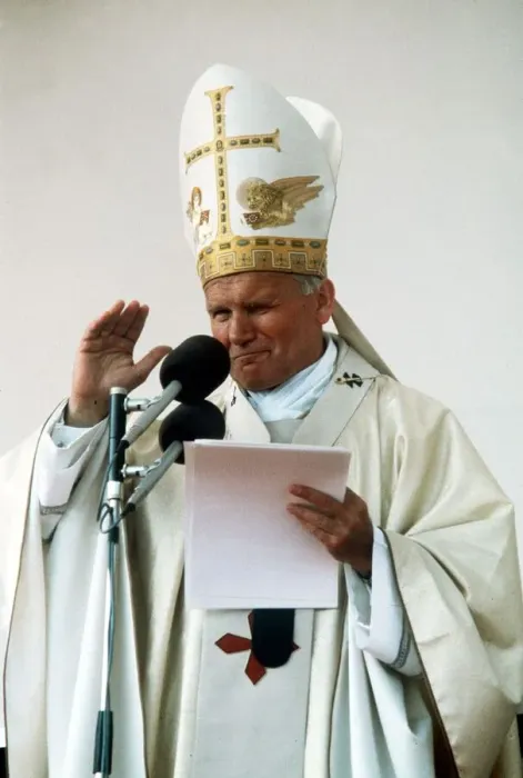 Framed Print : Pope John Paul II delivers his blessing while conducting an open air mass in Bellahouston