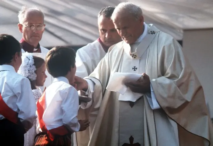 Framed Print : Pope John Paul II gives Holy Communion at Bellahouston Park in Glasgow, Scotland