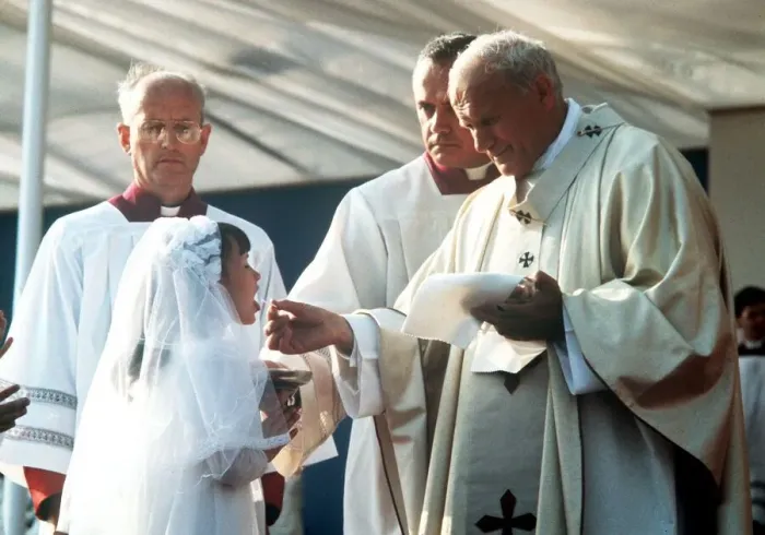 Framed Print : Pope John Paul II giving Holy Communion at Bellahouston Park in Glasgow, Scotland