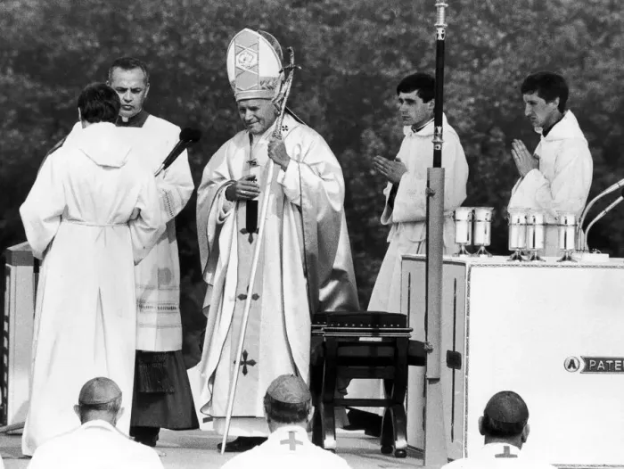 Framed Print : Pope John Paul II Mass at Heaton Park, Manchester, Monday 31st May 1982 Framed Print : Pope John Paul II Mass at Heaton Park, Manchester, Monday 31st May 1982