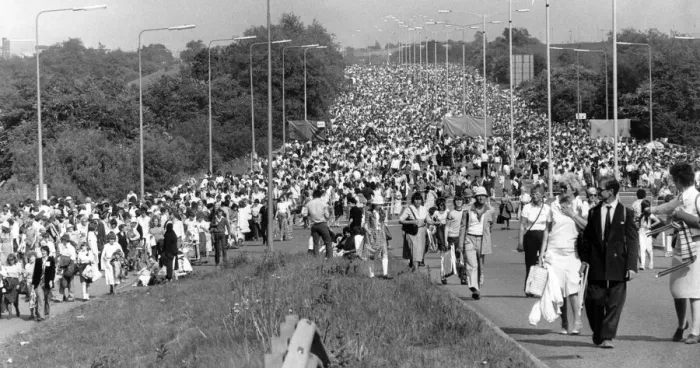 Framed Print : Pope John Paull IIs visit to Coventry. The crowds make their way along the A46 Framed Print : Pope John Paull IIs visit to Coventry. The crowds make their way along the A46