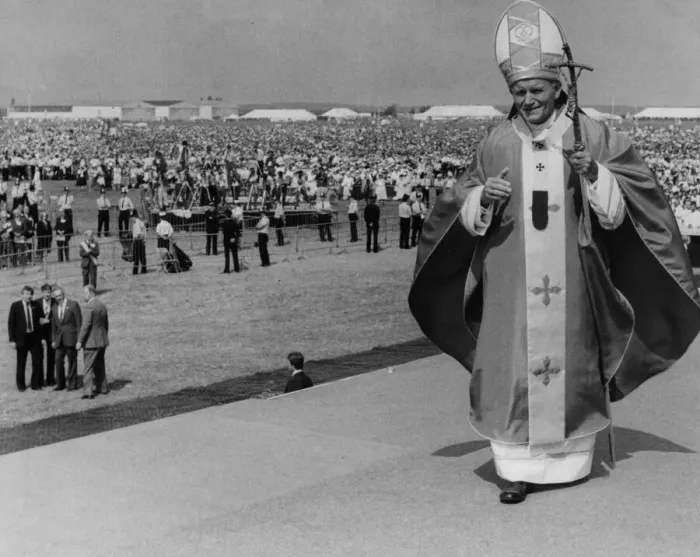 Framed Print : Pope John Paull IIs visit to Coventry. The crowds watch as the Holy Father arrives Framed Print : Pope John Paull IIs visit to Coventry. The crowds watch as the Holy Father arrives