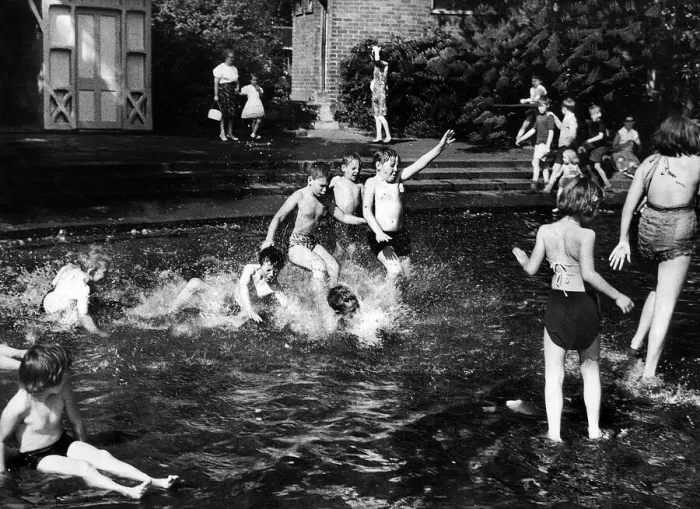 Framed Print : The ever popular childrens pool in Newcastles Brandling Park is crowded as boys Framed Print : The ever popular childrens pool in Newcastles Brandling Park is crowded as boys