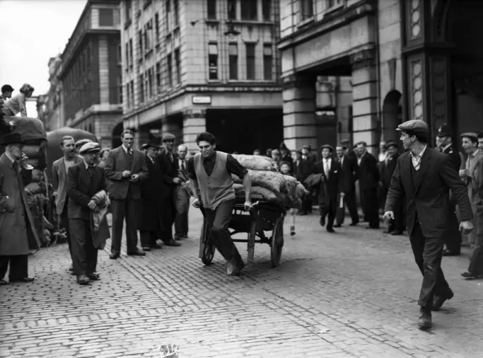 Framed Print : Porters from Covent Garden Flower and Vegetable market race their carts around Framed Print : Porters from Covent Garden Flower and Vegetable market race their carts around
