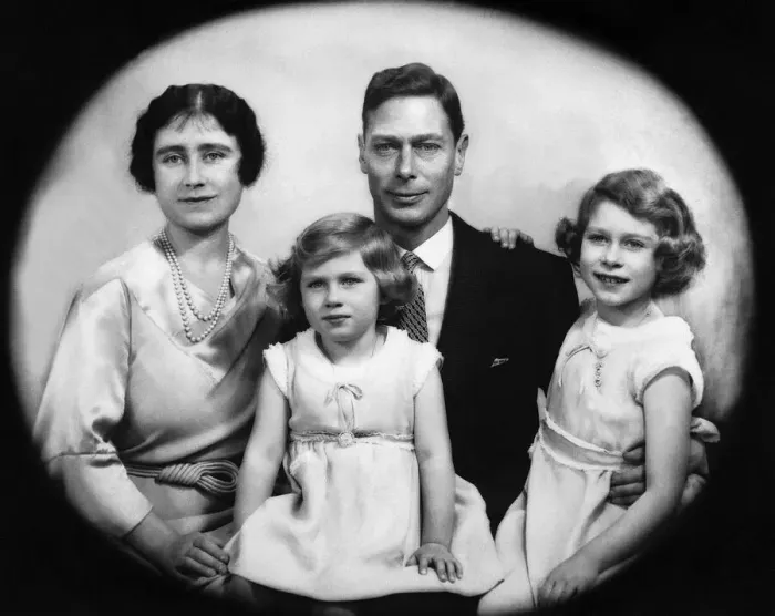 Framed Print : Portrait of the Duke and Duchess of York with Princesses Elizabeth Framed Print : Portrait of the Duke and Duchess of York with Princesses Elizabeth