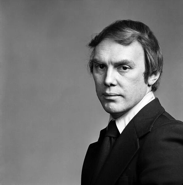 Portrait: Pop-Manager: Chris Hutchins. April 1977 77-02107-003