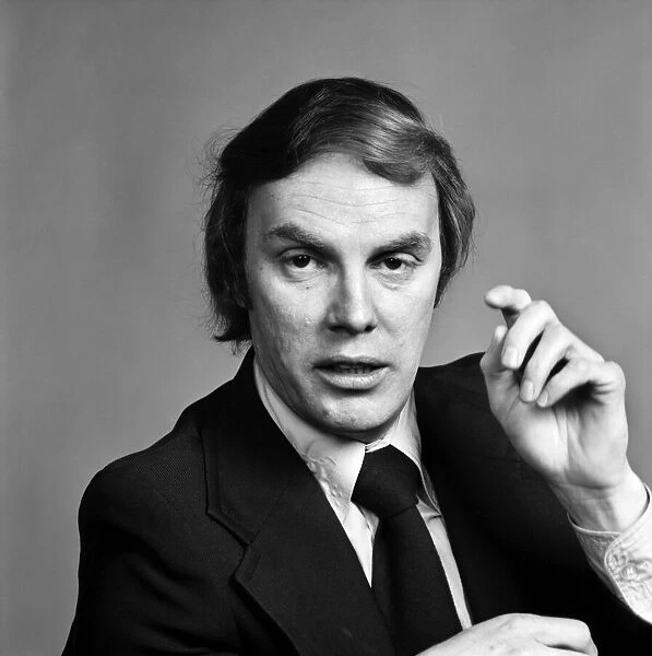 Portrait: Pop-Manager: Chris Hutchins. April 1977 77-02107-001