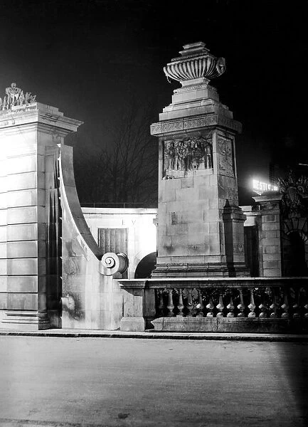 Portsmouth by night, the War Memorial next to the Guildhall, 6th February 1935