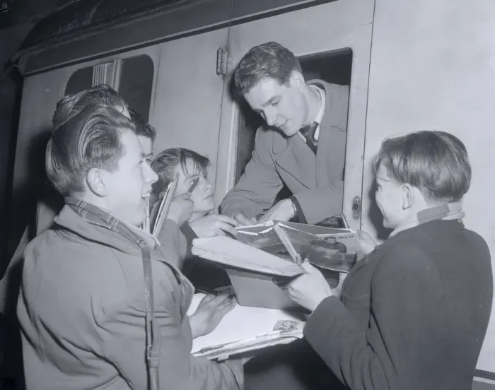 Framed Print : Portsmouth Player at Euston Station en route to Bolton signing autographs for happy