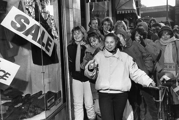 Post Christmas Sales Liverpool 1985. Dionne Omar heads the bargain hunters outside Girls