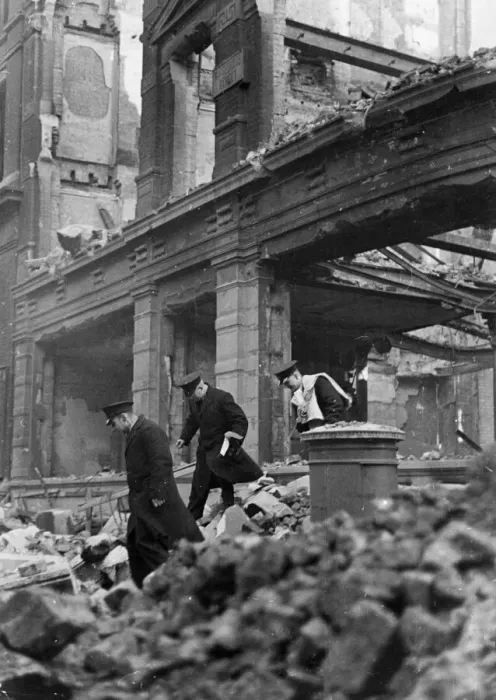 Framed Print : Postmen shift through the wreckage and rubble to retrieve letters from a blitzed post box