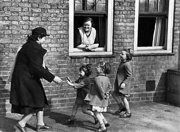 Postwoman Barrett home to children and granny, 20th March 1942