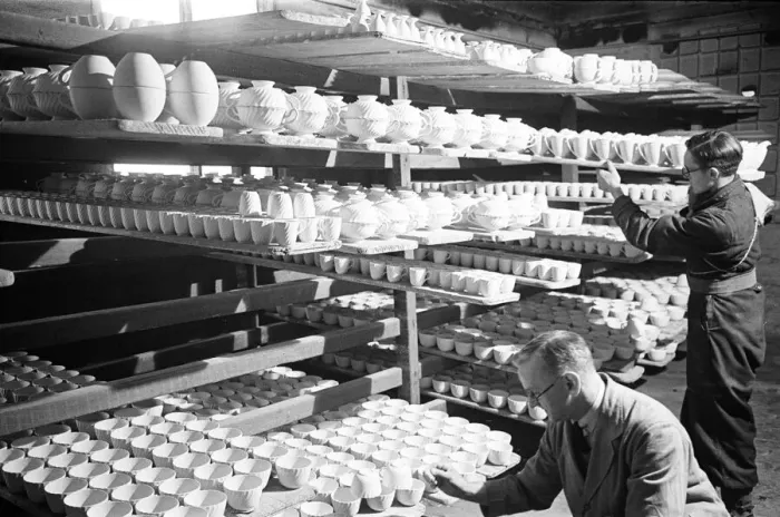 Framed Print : Pottery Factory in Stoke on Trent, circa 1946
