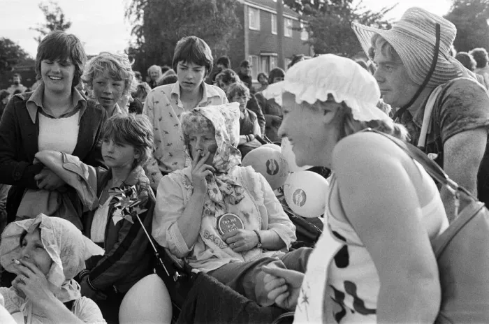 Framed Print : Pram Racing, School Green, Shinfield, Reading, June 1980 Framed Print : Pram Racing, School Green, Shinfield, Reading, June 1980