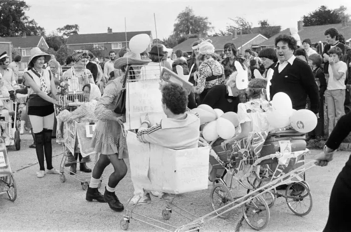 Framed Print : Pram Racing, School Green, Shinfield, Reading, June 1980 Framed Print : Pram Racing, School Green, Shinfield, Reading, June 1980